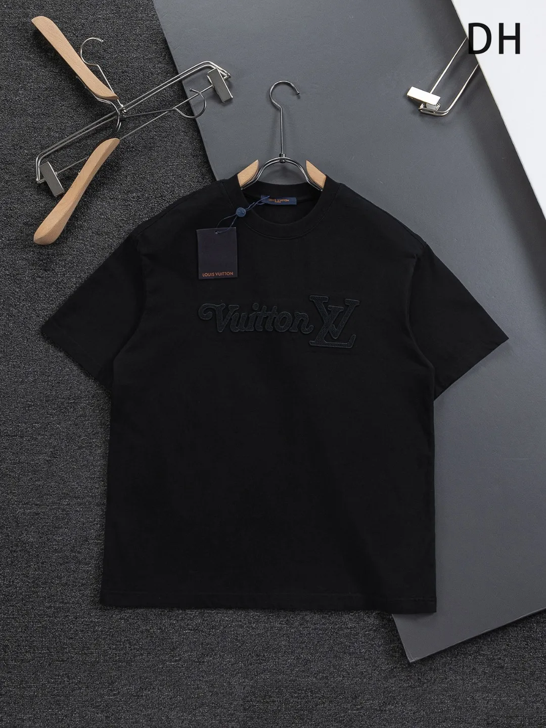 🅿️220 Louis Vuitton 1V LV slightly wide version S-XL LV 26ss new product counters are on the shelves at the same time. Multiple craftsmanship. Three-dimensional water-soluble cotton letters on the chest🪡 embroidery + water-soluble cotton large letters logo on the back🪡 embroidery. Round neck short-sleeved T-shirt, same style for men and women! Consigned to one-to-one creation. Synchronized with the official website, pure cotton fabrics at the counter! It is close to the skin and comfortable, durable and easy to wear. It has a classic and simple logo design and meticulous original craftsmanship. Short-sleeves, a must-have item for men, do not appear to be the same for the general public, but must be unique and eye-catching. This LV short-sleeve is all about quality, comfort, the same shape and fashion as always, including fabrics and cutting techniques. All of them have been made with great effort! 320 grams of washed pure cotton fabric, pure cotton is breathable, very refreshing and comfortable for daily wear. The rib knitting on the neckline is smooth and tight, and the neckline will not be skewed if you toss it at will. The loose version, you will find that it looks really good on the upper body. The overall is minimalist and neat, super versatile for daily use! Pair it casually with a pair of pants for a youthful look. A T-shirt will make your outfit crazy. It is a fashionable item that can never go wrong! Color: Black White Size: S-XL Size chart: S: Shoulder width 50-Bust 56-Length 70 M: Shoulder width 52-Bust 57-Length 72 L: Shoulder width 54-Bust 59-Length 74 XL: Shoulder width 56-Bust 62-Length 76